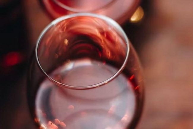 «Сокращает риск преждевременной смерти»: врач назвала вино полезным напитком после
