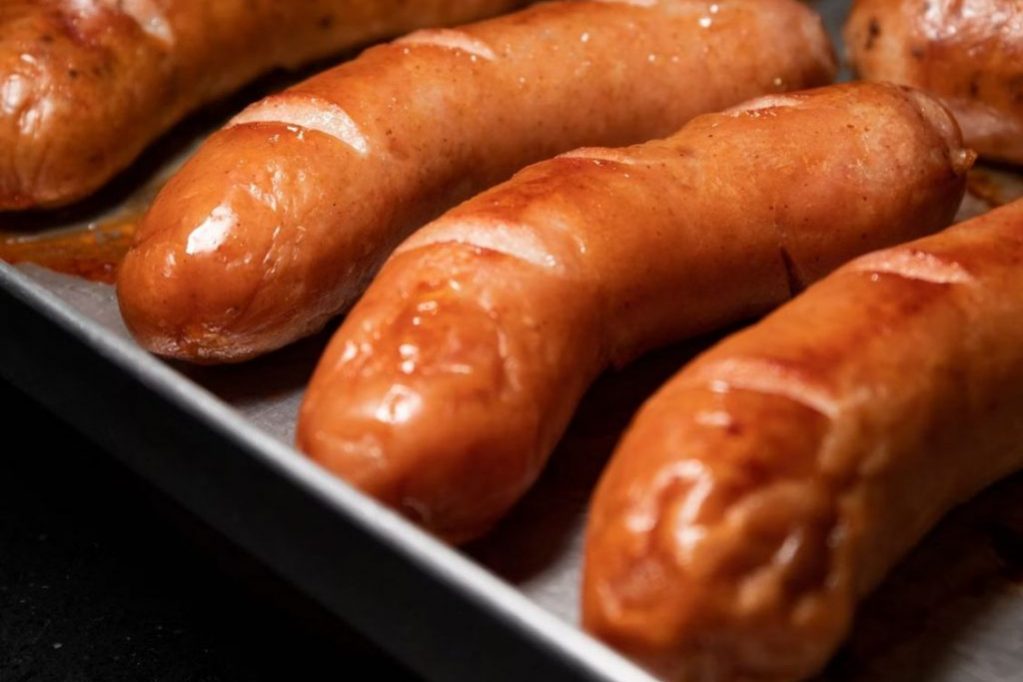 «Вызывает рак»: врач Баранова объяснила опасность завтрака сосисками