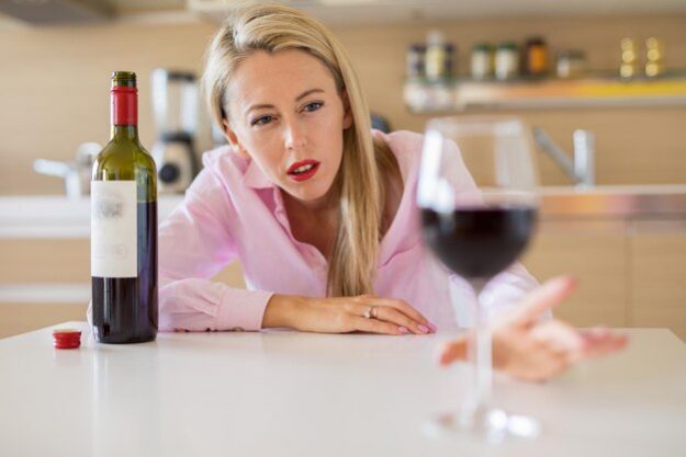 Береги разум смолоду: как бокал вина в 20 лет повлияет