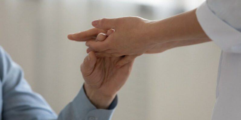 Онкопсихолог дала советы, как справиться с эмоциями на пути к