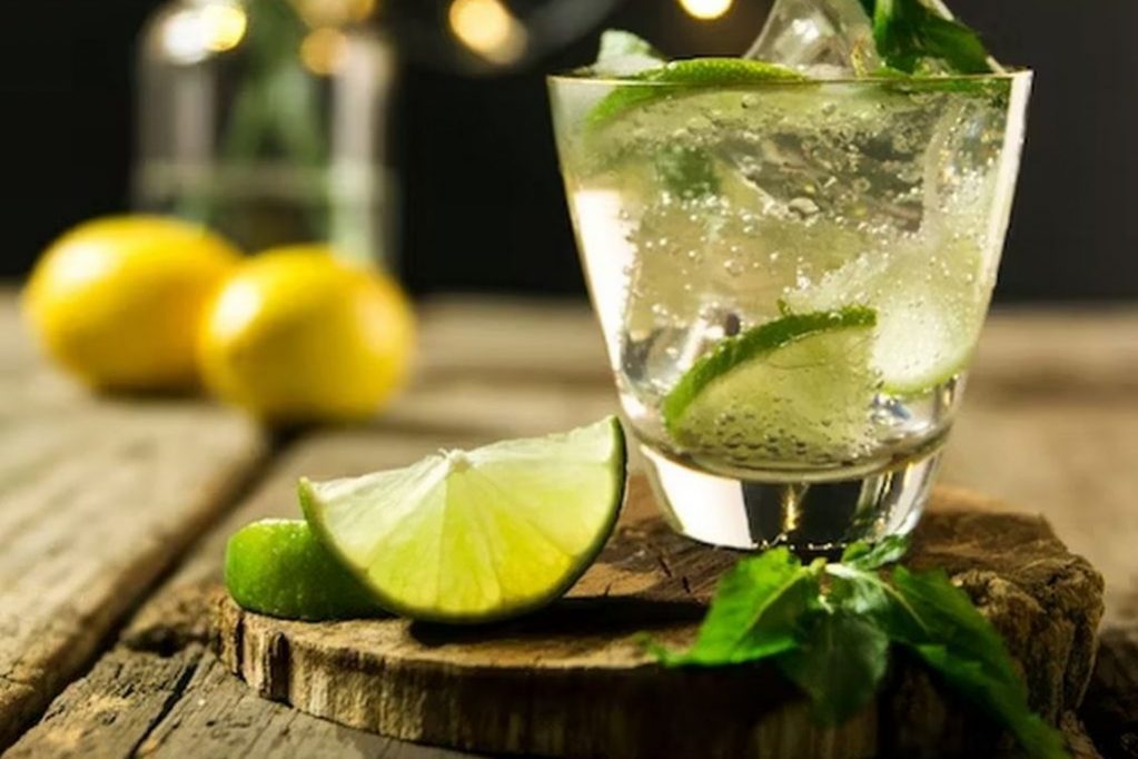 Врач Ломова: алкоголь сочетается не со всеми продуктами на новогоднем