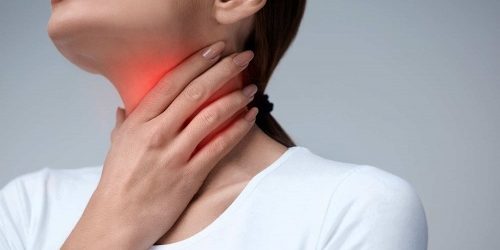 Врач рассказал, что насморк и боли в горле могут быть