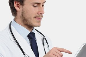 Две трети работодателей в сфере медицины и фармацевтики повысят зарплаты