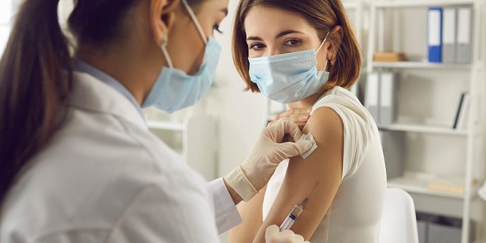 Ученые выяснили, как вакцины от гриппа и COVID-19 влияют на