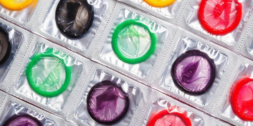 Мужчинам дали пошаговую инструкцию по использованию презерватива