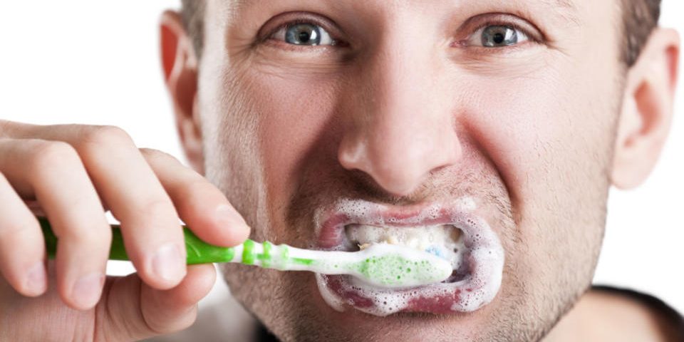 Назван простой способ почистить зубы без зубной щетки и пасты