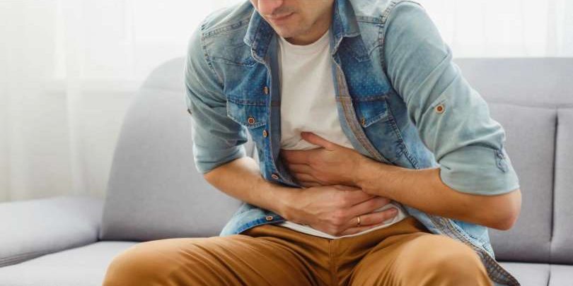 Молодым людям перечислили указывающие на рак кишечника незаметные симптомы