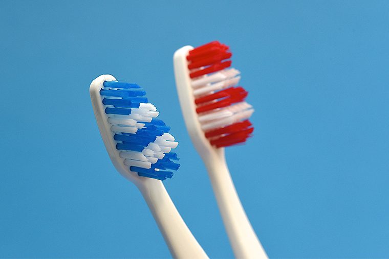 Стоматолог поделилась советами по выбору зубной щетки
