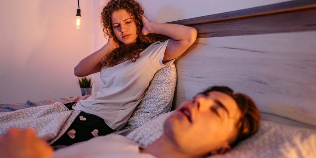 Психолог объяснила причины ночных разговоров во сне