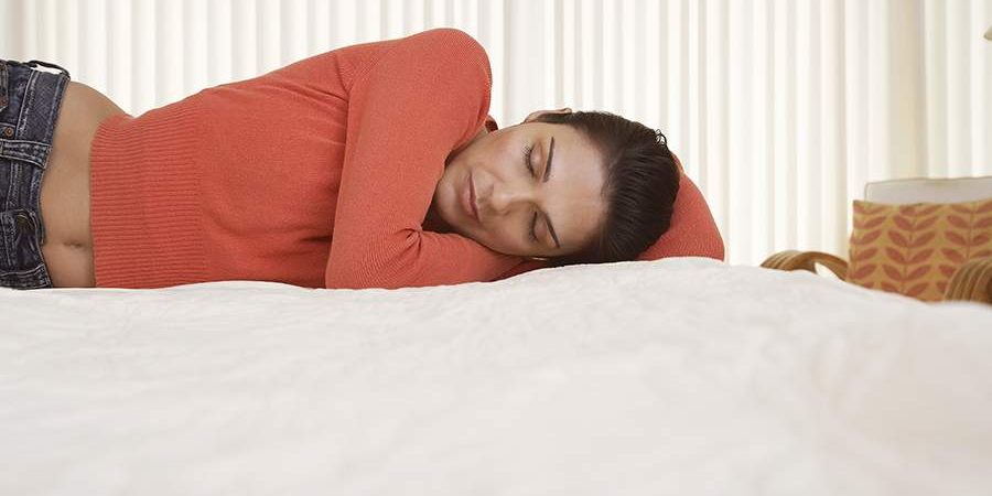 Онколог опроверг связь дискомфорта в боку во время сна с