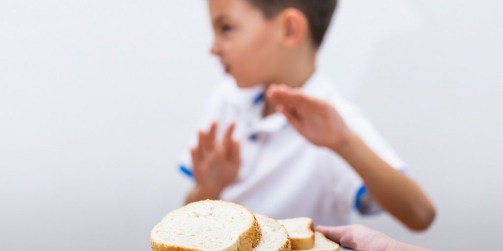 Гастроэнтеролог назвал вздутие после хлеба признаком целиакии