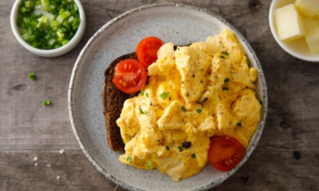 Богатый белком завтрак и другие эффективные способы обуздать тягу к