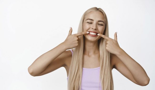 Врач предупредила о способных менять цвет зубов продуктах