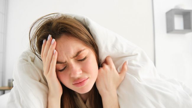 Врач пояснил, почему у подростков стала чаще болеть голова