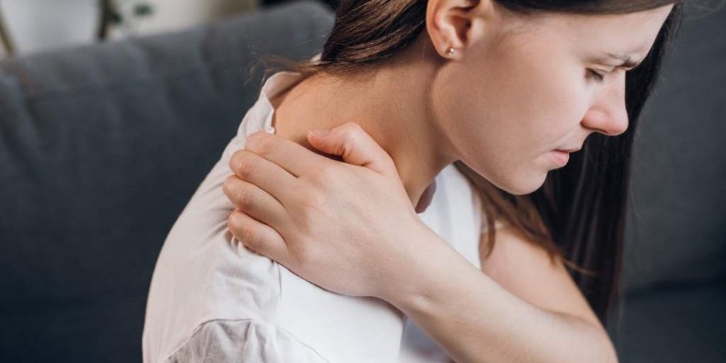 Врач объяснила связь между хрустом в шее и риском инсульта