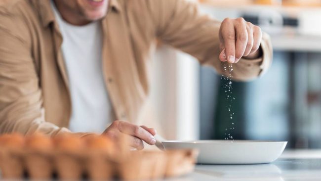 Nutrients: избыток соли повышает риск атеросклероза даже при нормальном давлении