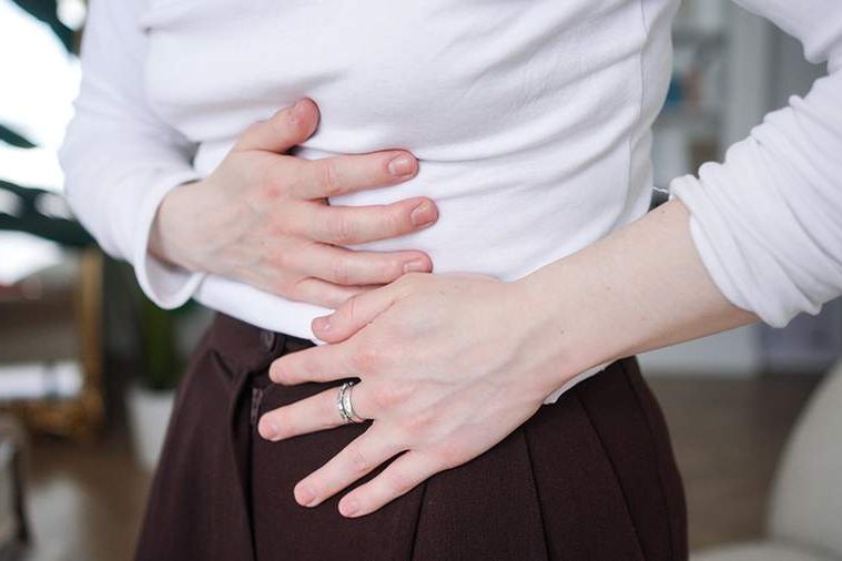 Врач Попов назвал боли в животе и метеоризм признаками инфаркта