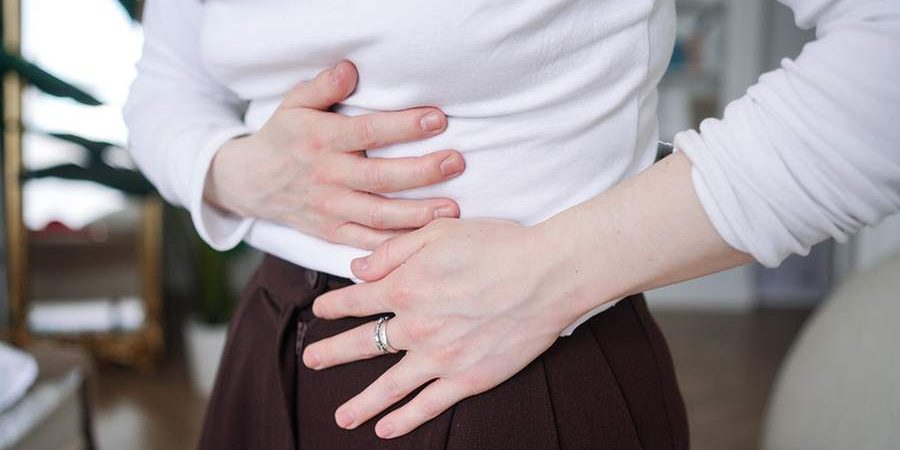 Врач Попов назвал боли в животе и метеоризм признаками инфаркта