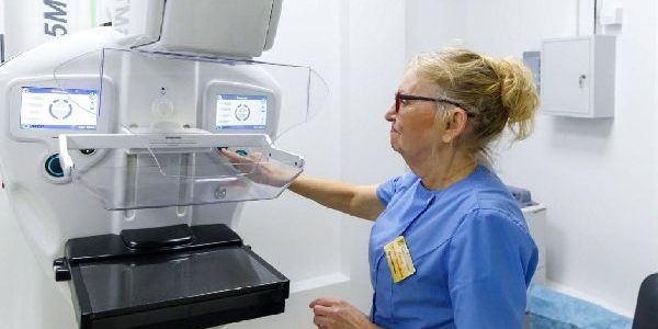 Онколог назвала ранние признаки рака груди