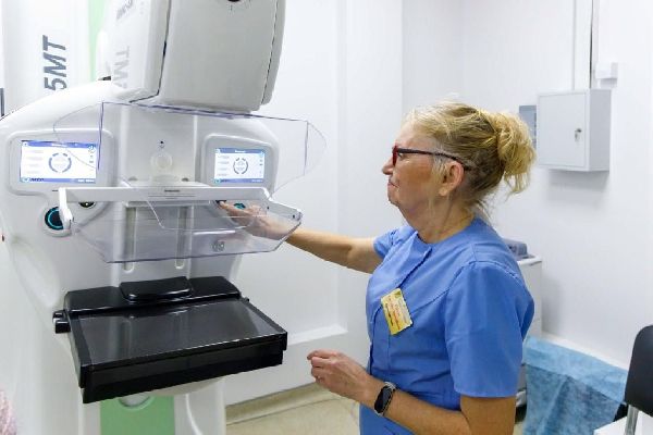 Онколог назвала ранние признаки рака груди