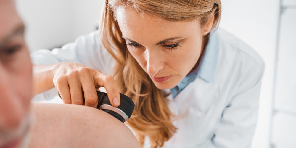 Врач оценила вероятность развития рака кожи из-за повреждения родинки