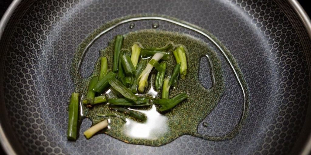 Онколог Ильин назвал наиболее безопасные для жарки масла