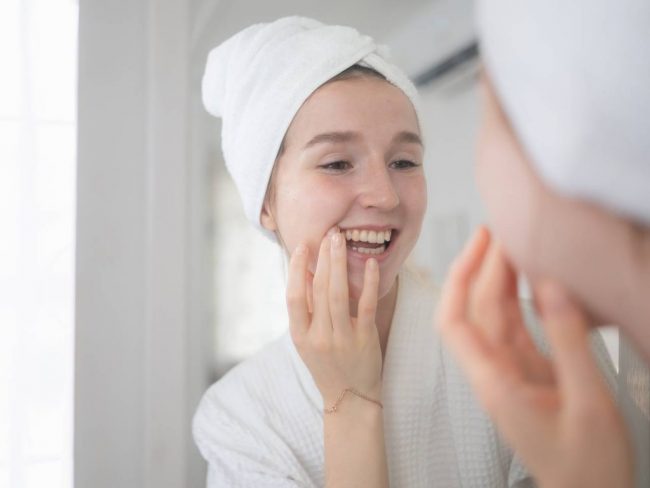 Раскрыта необычная причина белых или коричневых пятен на зубах