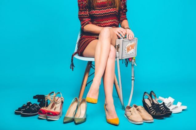 Врач объяснил, как неудобная обувь убивает спину