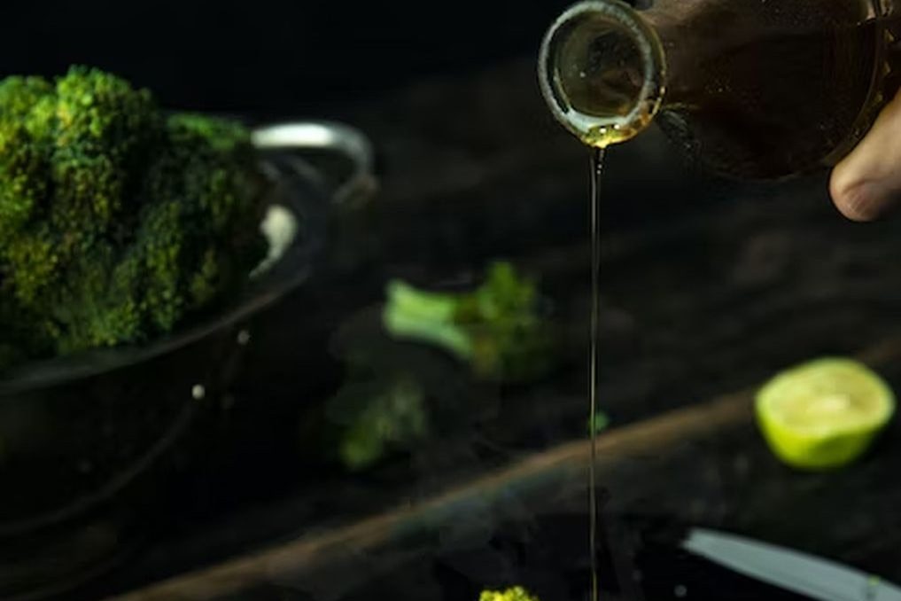 Врач Гинзбург назвал льняное масло среди самых полезных продуктов для