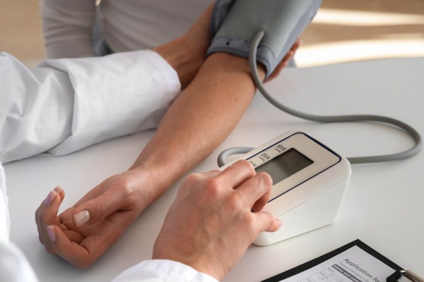 Врач назвал неочевидные ошибки во время измерения давления