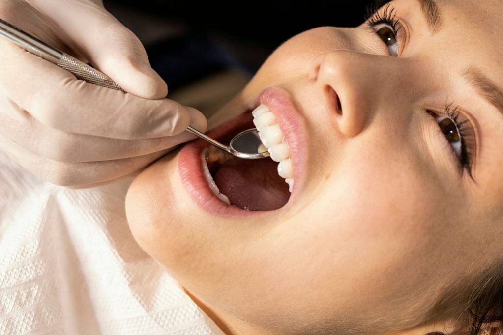 Стоматолог назвала частые ошибки при уходе за зубами